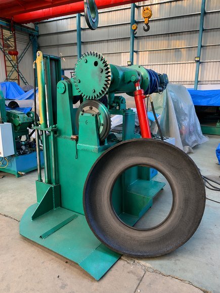 Tire cutting machine